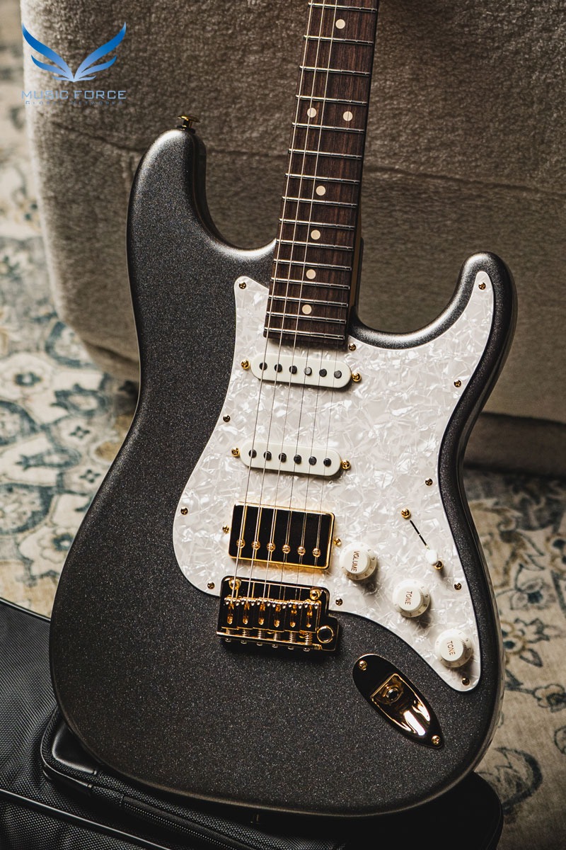 Suhr Classic S Dealer Select Limited Run - Charcoal Metallic w/White Pearl Pickguard, Match Painted Headstock, Gold Hardware &amp; SSCII System (2024년산/신품) - 79539